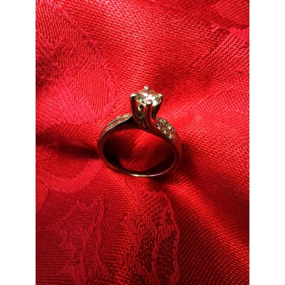 18 kt White Gold Solitaire Diamond Ring with Diamond Accents Size 5.5 - Picture 12 of 13